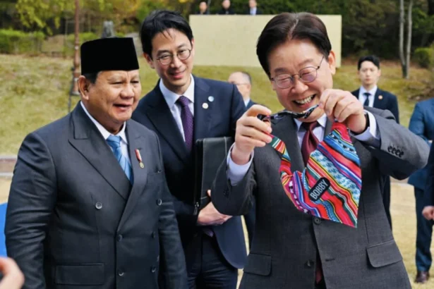 Presiden Prabowo Subianto memberikan hadiah khas Indonesia kepada Anjing peliharaan Presiden Republik Korea Lee Jae Myung yang bernama Bobby, di Garden of Sangchungjae, Istana Kepresidenan Republik Korea, pada Rabu, 1 April 2026.