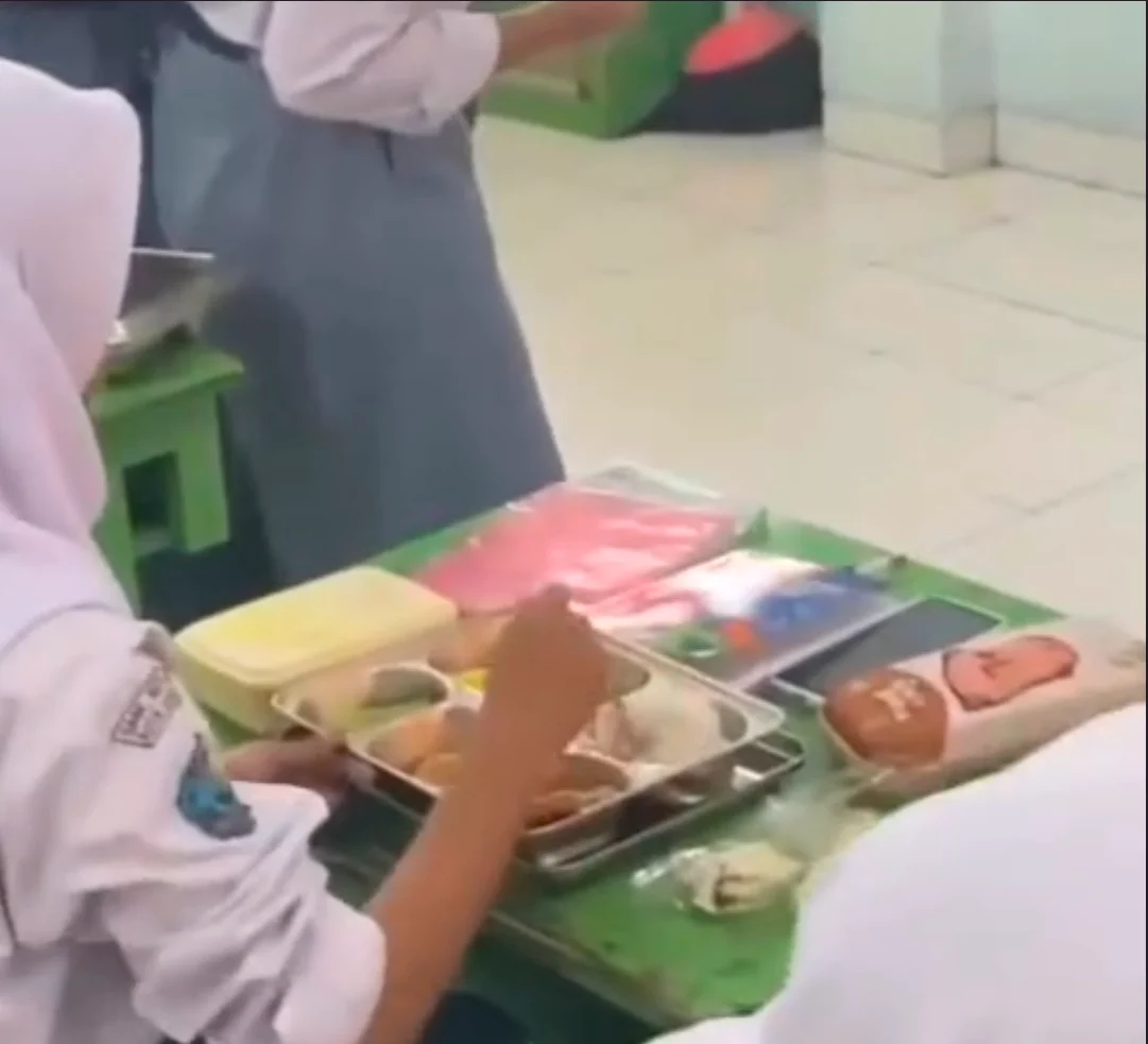 Viral di media sosial seekor tikus nampak muncul di rantang Makan Bergizi Gratis (MBG)