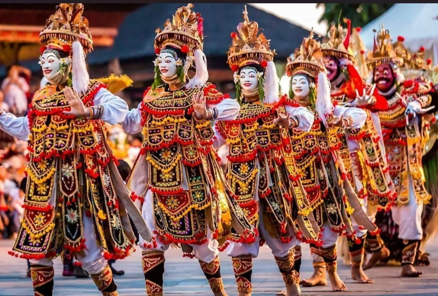 Tari Telek khas desa.