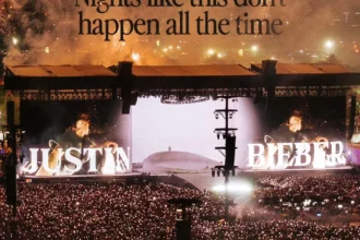 Ribuan penonton memadati Coachella saat pertunjukan Justin Bieber di Empire Polo Club, Indio, California, Amerika Serikat.