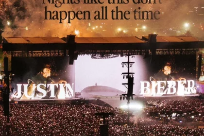 Ribuan penonton memadati Coachella saat pertunjukan Justin Bieber di Empire Polo Club, Indio, California, Amerika Serikat.