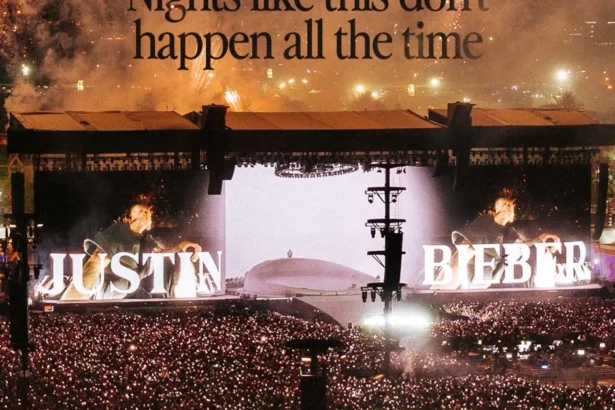 Ribuan penonton memadati Coachella saat pertunjukan Justin Bieber di Empire Polo Club, Indio, California, Amerika Serikat.