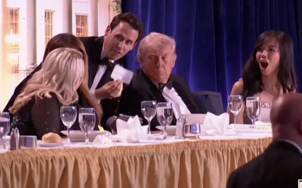 Detik-detik Trump ada di jamuan bersama media di White House saat penembakan. (Sumber: X/@nicksortor)