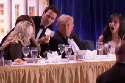 Detik-detik Trump ada di jamuan bersama media di White House saat penembakan. (Sumber: X/@nicksortor)