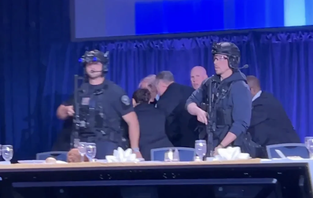 Detik-detik Donald Trump di Evakuasi Secret Service saat acara White House Correspondents’ Dinner di AS. (Sumber: X/@BoKnowsNews)