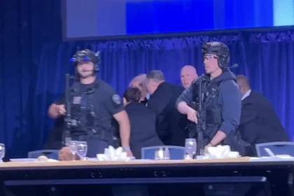 Detik-detik Donald Trump di Evakuasi Secret Service saat acara White House Correspondents’ Dinner di AS. (Sumber: X/@BoKnowsNews)