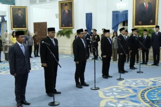 Presiden Prabowo Subianto melantik enam anggota kabinet baru di Istana Negara, Jakarta. (Sumber: Youtube/Setpres)