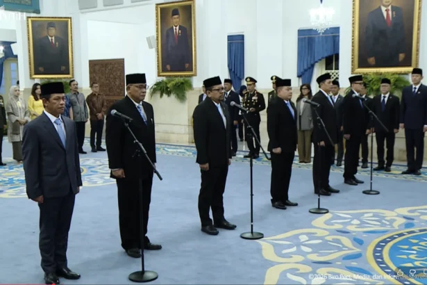 Presiden Prabowo Subianto melantik enam anggota kabinet baru di Istana Negara, Jakarta. (Sumber: Youtube/Setpres)