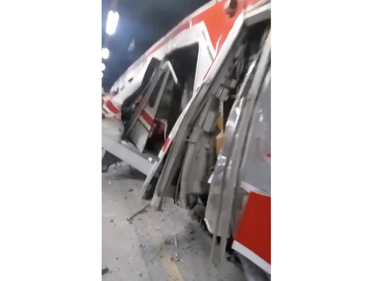 KRL Commuter Line ditabrak KA Argo Bromo di Stasiun Bekasi Timur. (Sumber: Istimewa)