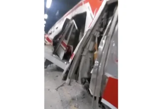 KRL Commuter Line ditabrak KA Argo Bromo di Stasiun Bekasi Timur. (Sumber: Istimewa)