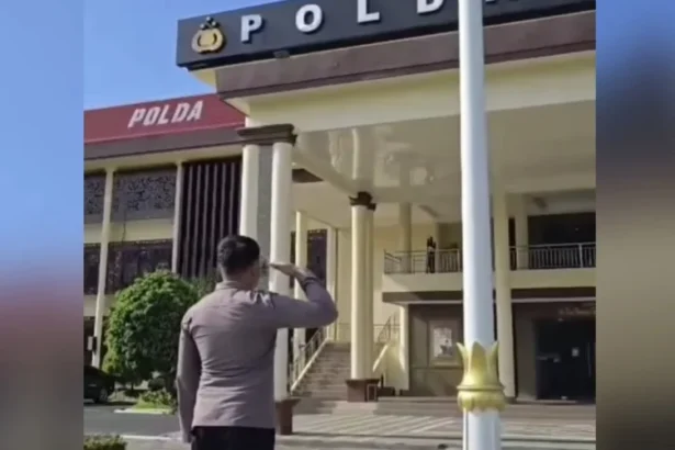 Penghormatan terakhir anggota Polisi Polres Minahasa, Vicky Katiangdagho di Polda Sulut