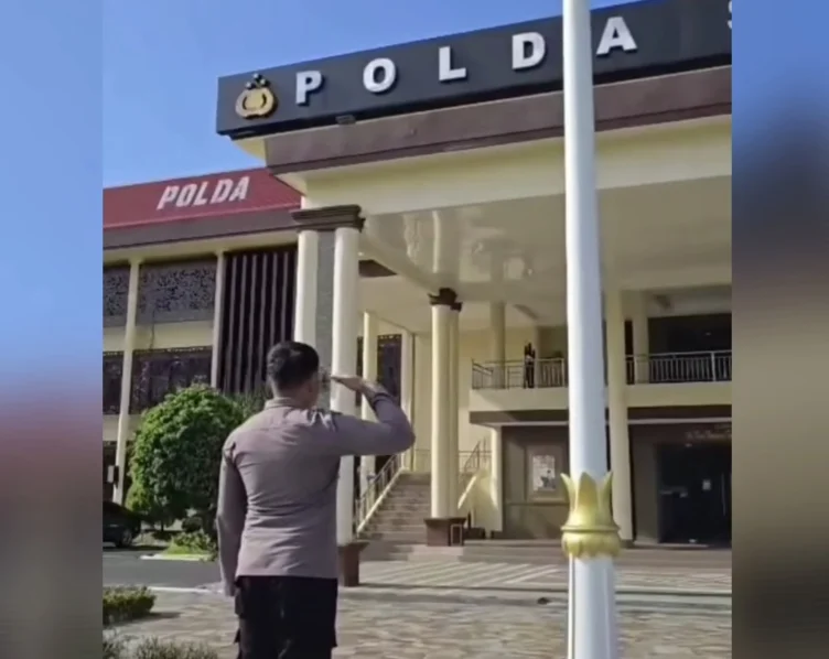 Penghormatan terakhir anggota Polisi Polres Minahasa, Vicky Katiangdagho di Polda Sulut