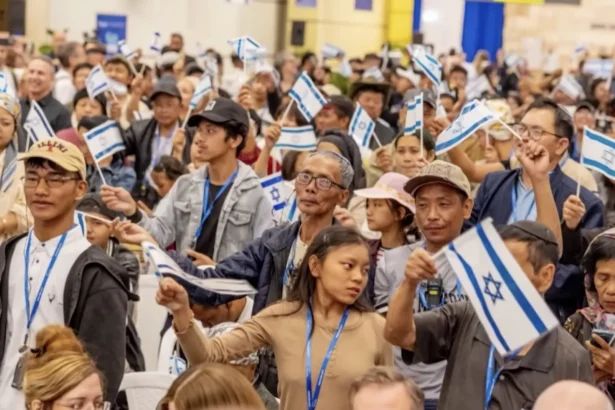 Lebih dari 250 warga India yang mengaku keturunan dari suku alkitabiah mendarat di Bandara Ben Gurion, Israel