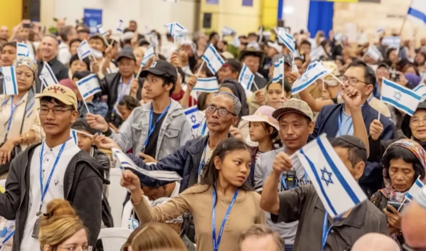 Lebih dari 250 warga India yang mengaku keturunan dari suku alkitabiah mendarat di Bandara Ben Gurion, Israel
