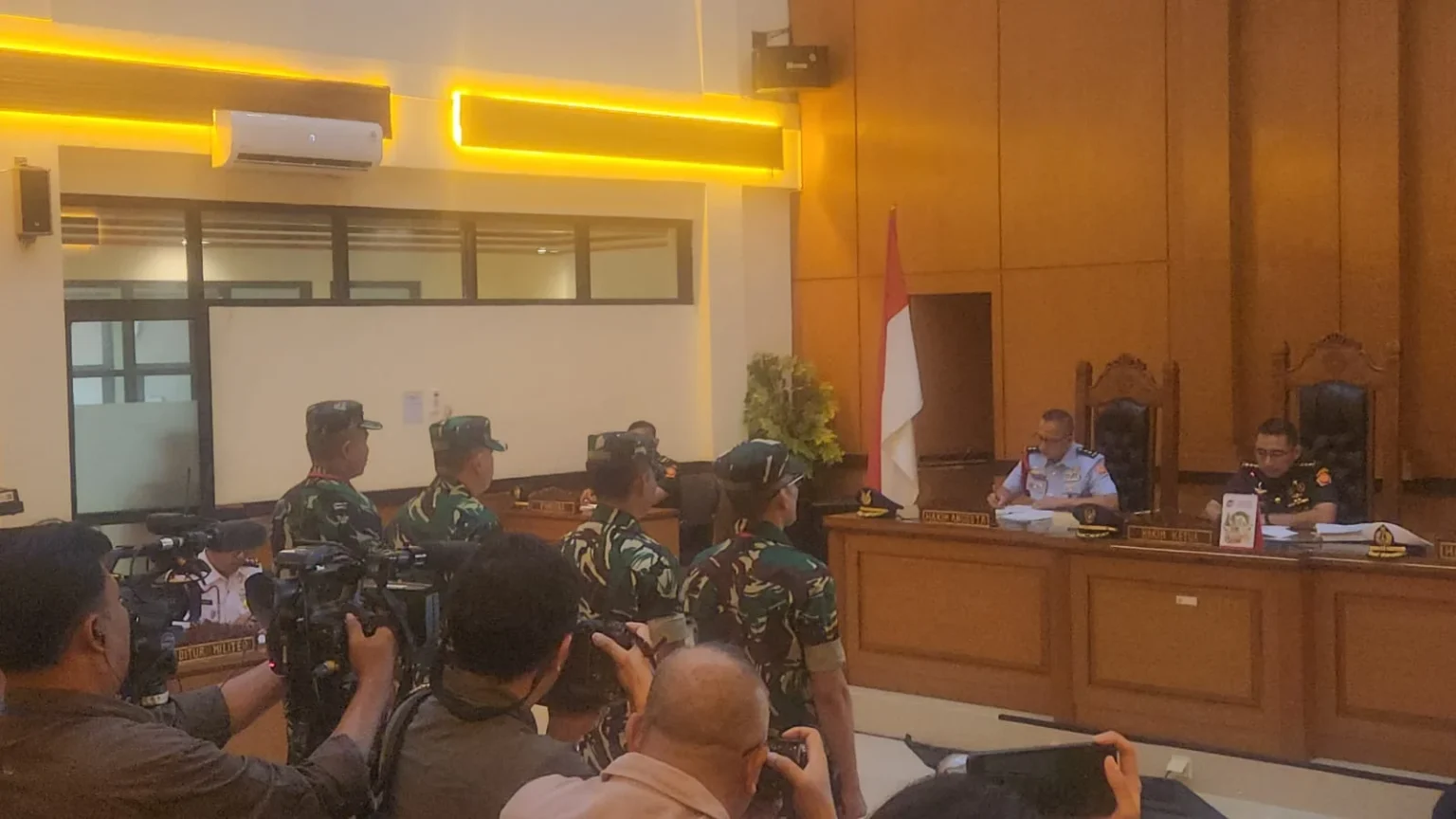 Wajah 4 terdakwa penyiraman air keras Andrie Yunus ditampilkan di ruang sidang pengadilan militer
