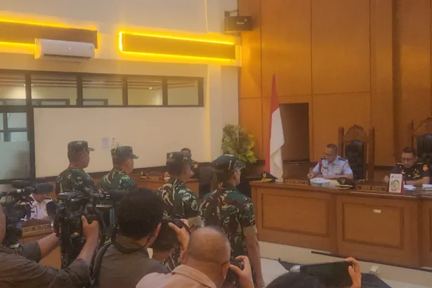 Wajah 4 terdakwa penyiraman air keras Andrie Yunus ditampilkan di ruang sidang pengadilan militer