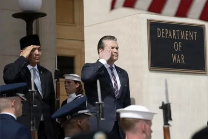 Menteri Pertahanan RI Sjafrie Sjamsoeddin, bertemu dengan Menteri Urusan Perang Amerika Serikat Pete Hegseth, untuk memperdalam kerja sama pertahanan.