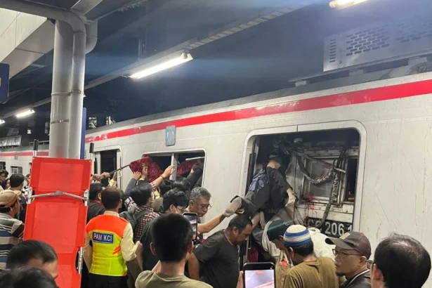 Situasi di Stasiun Bekasi Timur, setelah kecelakaan Commuter Line - KA Argo Bromo Anggrek