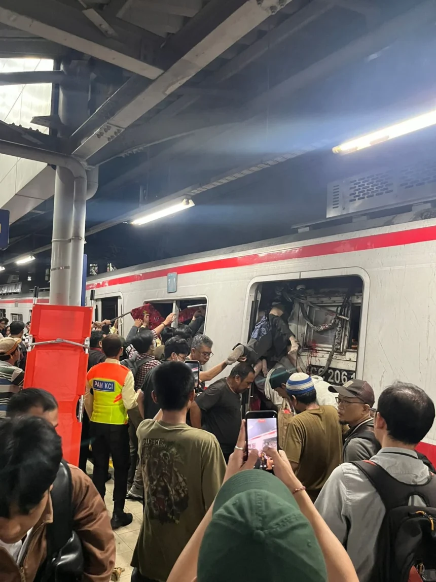 Situasi di Stasiun Bekasi Timur, setelah kecelakaan Commuter Line - KA Argo Bromo Anggrek