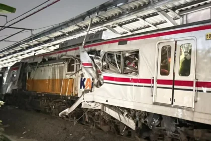 KA Arbo Bromo Tabrak KRL Commuter Line di Stasiun Bekasi Timur. (Sumber: Istimewa)