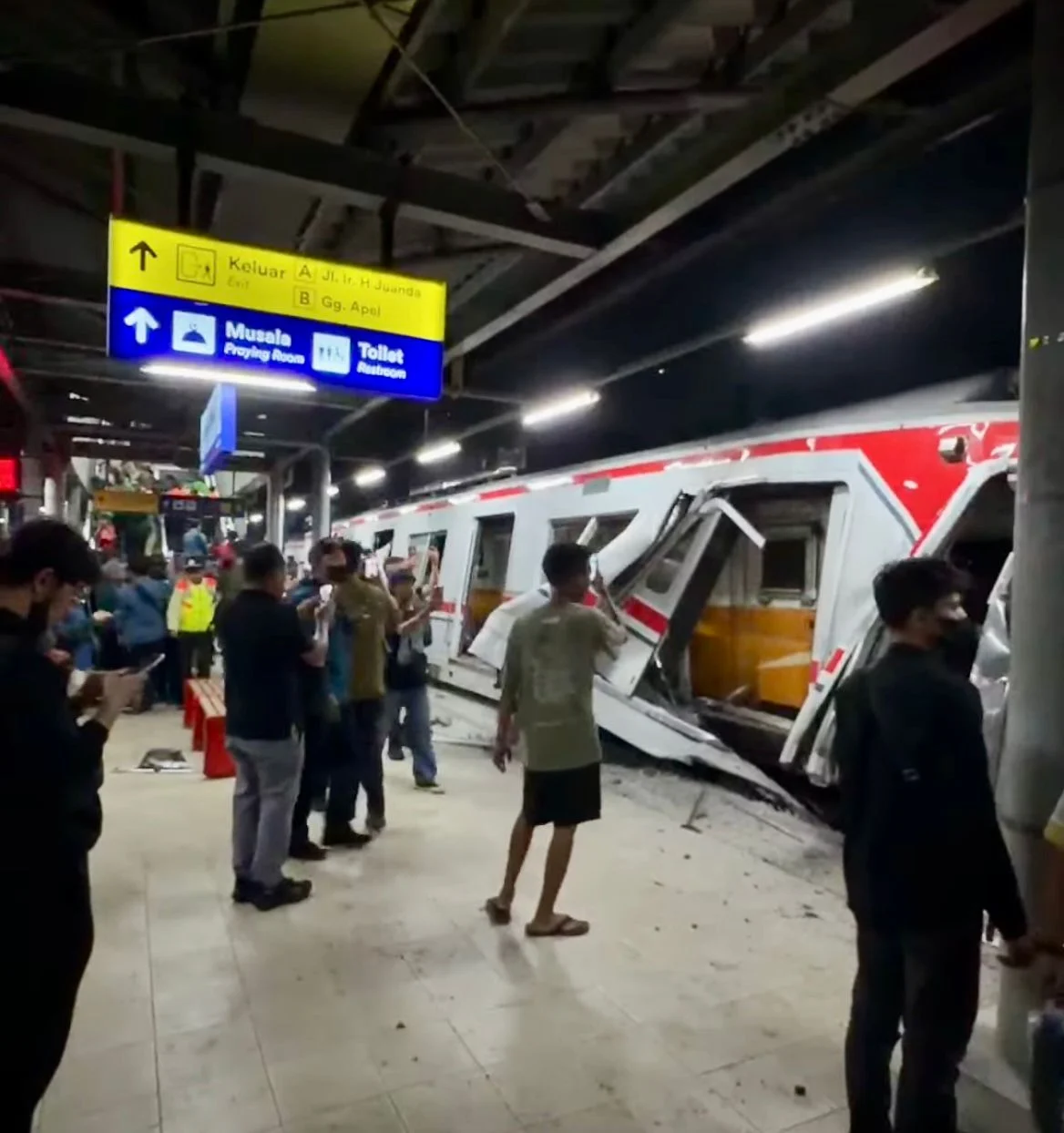 Situasi di Stasiun Bekasi Timur, setelah kecelakaan Commuter Line - KA Argo Bromo Anggrek (Dokumen istimewa)