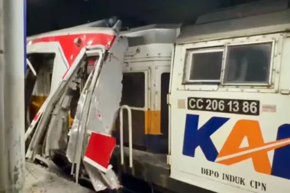 KA Argo Bromo Anggrek Seruduk KRL Commuter Line di Bekasi Timur. (Sumber: Istimewa)