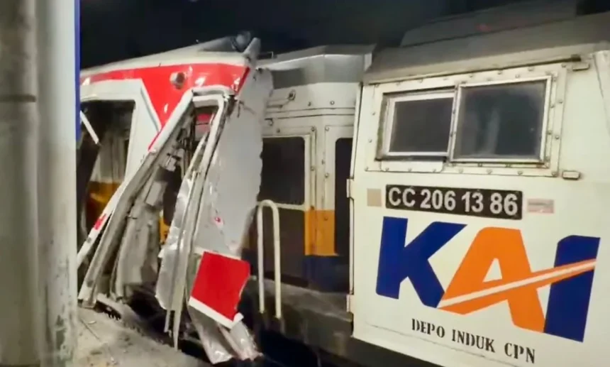 KA Argo Bromo Anggrek Seruduk KRL Commuter Line di Bekasi Timur. (Sumber: Istimewa)