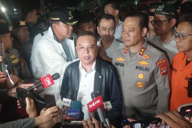 Wakil Ketua DPR RI, Sufmi Dasco Ahmad, meninjau langsung lokasi tabrakan kereta Argo Bromo vs Commuter Line di Stasiun Bekasi