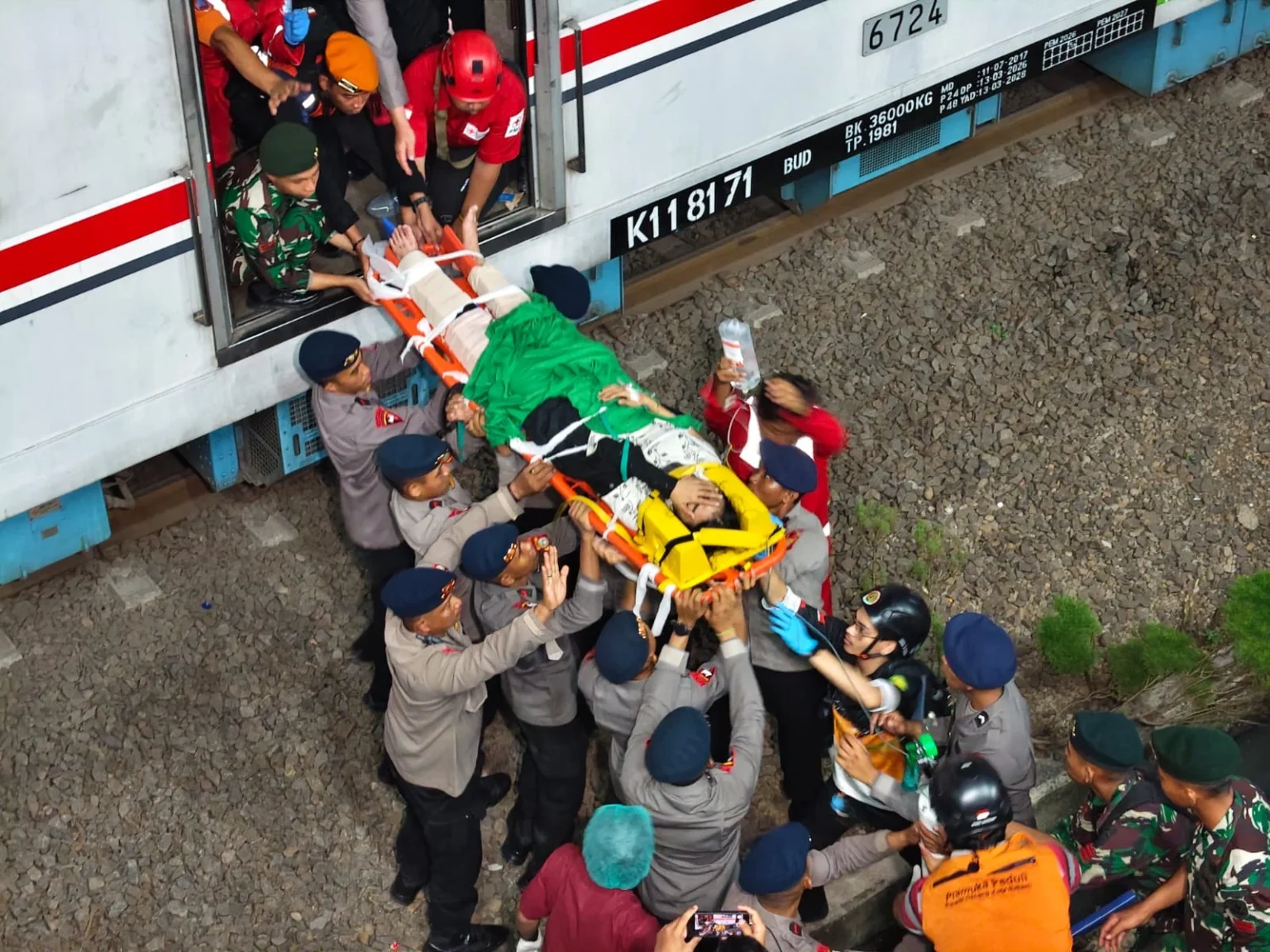 Evakuasi Korban Tabrakan Kereta Api di Stasiun Bekasi Timur. (Sumber: Owrite/Adi Briantika)