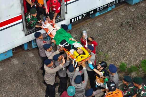 Evakuasi Korban Tabrakan Kereta Api di Stasiun Bekasi Timur. (Sumber: Owrite/Adi Briantika)