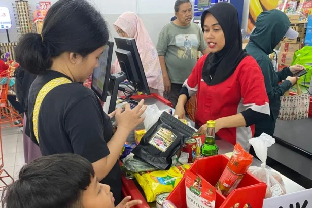Konsumen saat sedang berbelanja di Superindo. (Sumber: Owrite/Dusep)
