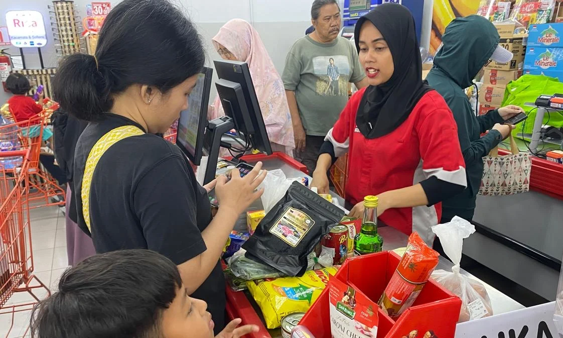 Konsumen saat sedang berbelanja di Superindo. (Sumber: Owrite/Dusep)