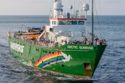 Kapal jaringan organisasi kampanye lingkungan independen global, Greenpeace, Arctic Sunrise