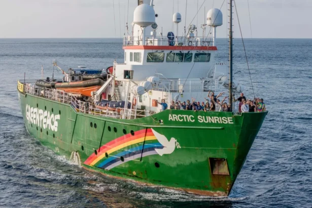 Kapal jaringan organisasi kampanye lingkungan independen global, Greenpeace, Arctic Sunrise