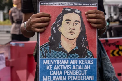 Pegiat HAM yang tergabung dalam Jaringan Solidaritas Korban untuk Keadlian mengikuti aksi Kamisan ke-902 di seberang Istana Merdeka, Jakarta.