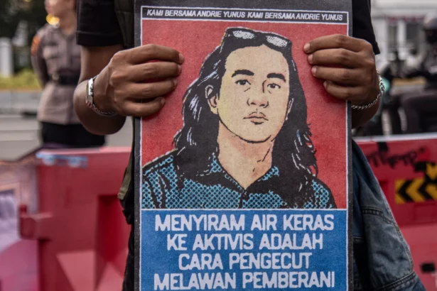 Pegiat HAM yang tergabung dalam Jaringan Solidaritas Korban untuk Keadlian mengikuti aksi Kamisan ke-902 di seberang Istana Merdeka, Jakarta.