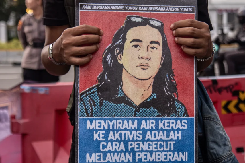 Pegiat HAM yang tergabung dalam Jaringan Solidaritas Korban untuk Keadlian mengikuti aksi Kamisan ke-902 di seberang Istana Merdeka, Jakarta.