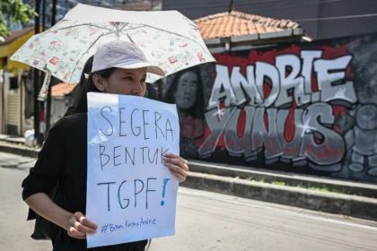 Warga membawa poster aspirasi saat Peringatan 30 Hari Pasca Serangan Air Keras terhadap aktivis Andrie Yunus di Jalan Salemba I, Senen, Jakarta, Minggu (12/4/2026). Dalam aksi solidaritas tersebut, Koalisi Masyarakat Sipil menuntut para pelaku diadili melalui peradilan umum serta pembentukan Tim Gabungan Pencari Fakta (TGPF) agar penegakan hukum berlaku adil dan transparan.