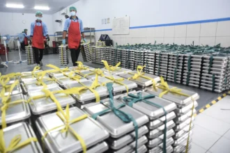 Pekerja menyiapkan paket Makan Bergizi Gratis (MBG) di Satuan Pelayanan Pemenuhan Gizi (SPPG) Dapur Sehat Kemala Bhayangkari, Kabupaten Ciamis, Jawa Barat, Kamis (9/4/2026). Kementerian Keuangan hingga 9 Maret 2026 telah menggelontorkan anggaran belanja Badan Gizi Nasional (BGN) untuk program MBG sebesar Rp44 triliun atau setara 13,1 persen dari total alokasi anggaran APBN sebesar Rp335 triliun. ANTARA FOTO/Adeng Bustomi