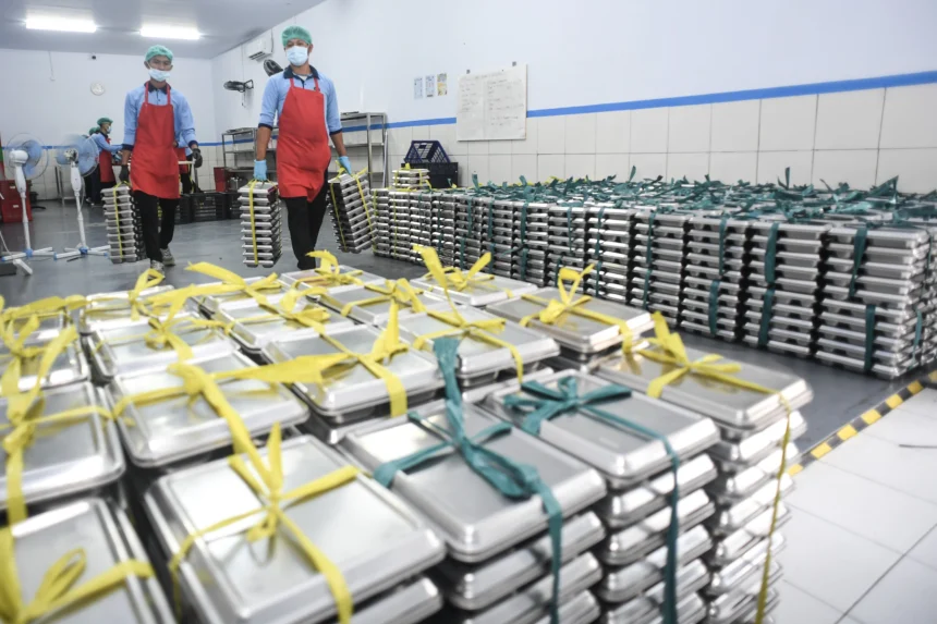 Pekerja menyiapkan paket Makan Bergizi Gratis (MBG) di Satuan Pelayanan Pemenuhan Gizi (SPPG) Dapur Sehat Kemala Bhayangkari, Kabupaten Ciamis, Jawa Barat, Kamis (9/4/2026). Kementerian Keuangan hingga 9 Maret 2026 telah menggelontorkan anggaran belanja Badan Gizi Nasional (BGN) untuk program MBG sebesar Rp44 triliun atau setara 13,1 persen dari total alokasi anggaran APBN sebesar Rp335 triliun. ANTARA FOTO/Adeng Bustomi