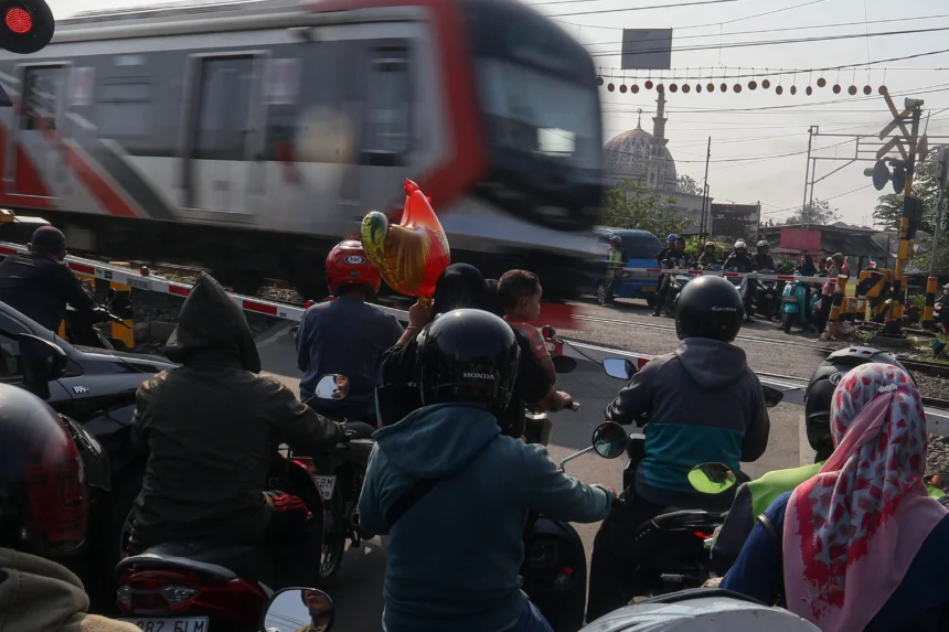 KRL melintas di perlintasan sebidang kereta api di Bojonggede, Kabupaten Bogor, Jawa Barat. (Sumber: Antara Foto/Yulius Satria Wijaya/tom)