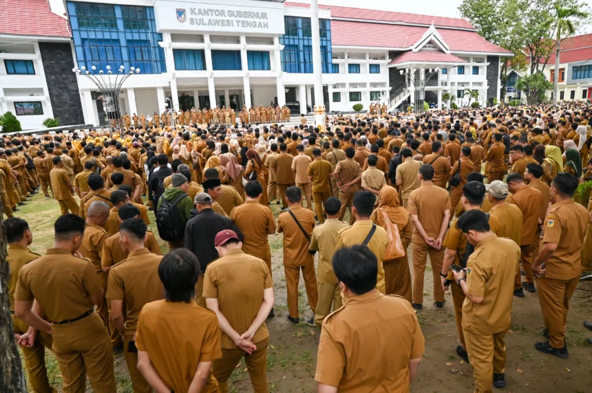 Sejumlah Aparatur Sipil Negara (ASN) mengikuti apel bersama di halaman Kantor Gubernur Sulteng, Palu, Sulawesi Tengah,
