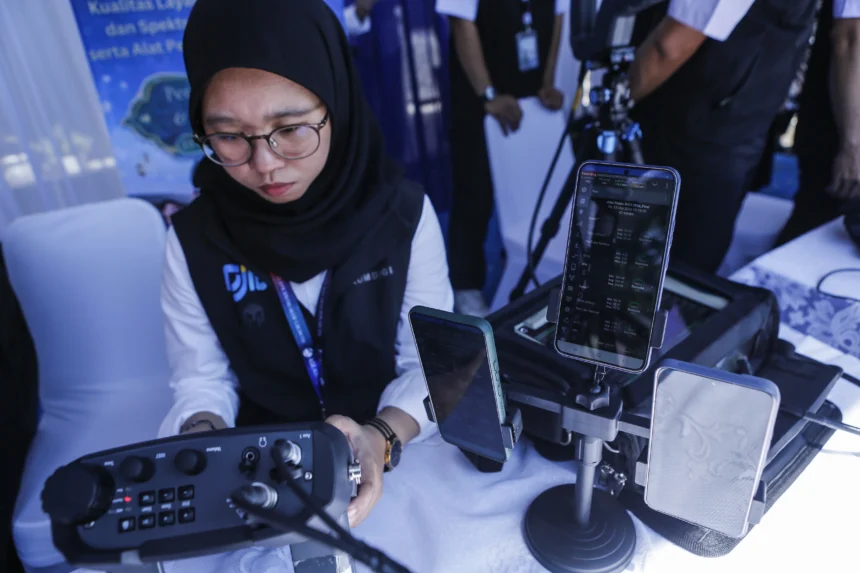Petugas mengecek kecepatan aplikasi sosial medai dan streaming menggunakan alat pengukuran QOS saat Apel Posko Pemantauan Layanan Kualitas Telekomunikasi dan Spektrum Frekuensi Radio di Kementerian Komunikasi dan Digital, Jakarta