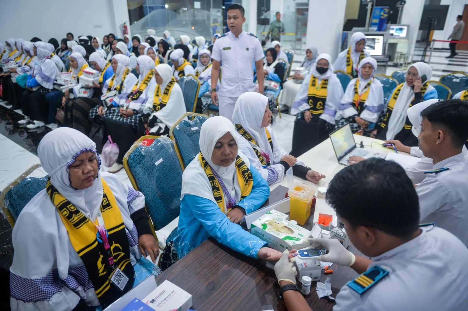 Petugas memeriksa kondisi kesehatan jamaah calon haji di Grand El-Hajj Asrama Haji Banten, Kota Tangerang