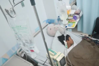 Seorang siswa menjalani perawatan karena diduga keracunan