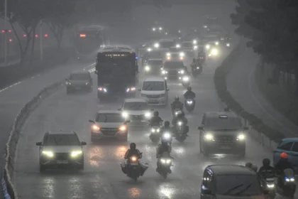 Kendaraan bermotor melintas saat hujan lebat di Jalan Sudirman, Jakarta