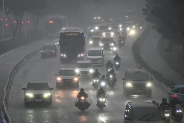 Kendaraan bermotor melintas saat hujan lebat di Jalan Sudirman, Jakarta