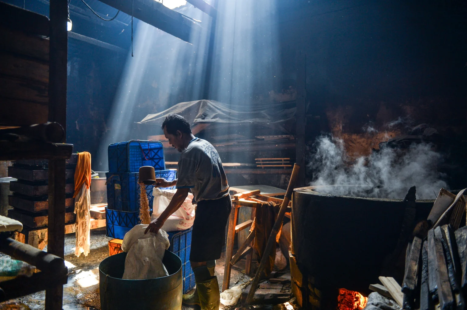 Buruh mempersiapkan kedelai untuk produksi tahu di Sentra Produksi Tahu Cibuntu,