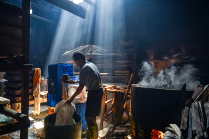 Buruh mempersiapkan kedelai untuk produksi tahu di Sentra Produksi Tahu Cibuntu,