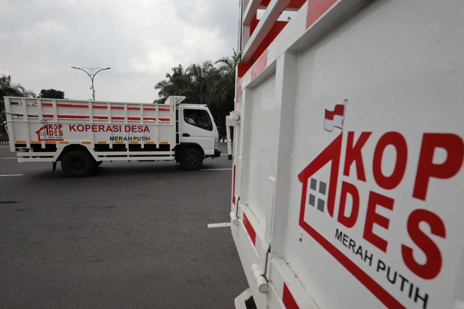 Petugas mengendarai truk Koperasi Desa/Kelurahan Merah Putih (KDKMP)